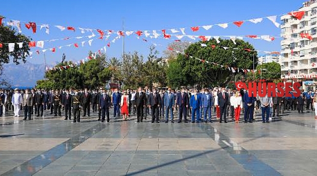 Antalya'da 30 Ağustos kutlandı, alternatif törende sosyal mesafe unutuldu