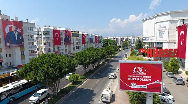 Antalya'da caddeler kırmızı- beyaz