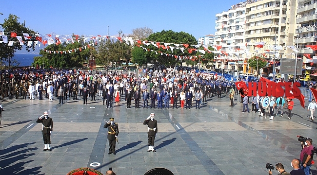 Antalya'da korona virüs gölgesinde 30 Ağustos Zafer Bayramı kutlaması
