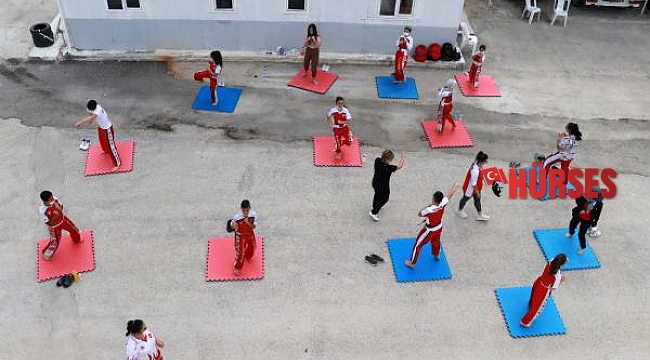 Burdur'da, sosyal mesafeli kick boks antrenmanı