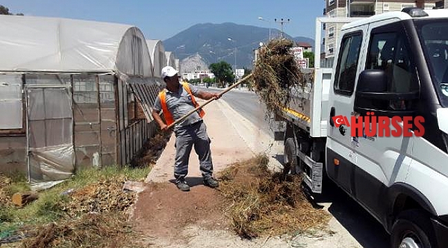 Büyükşehir, Finike'de temizlik çalışması gerçekleştirdi