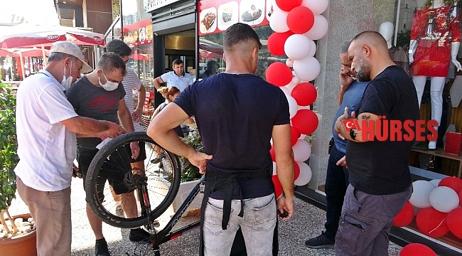 Çalınan bisikletinİ satın almaya polisle birlikte gitti