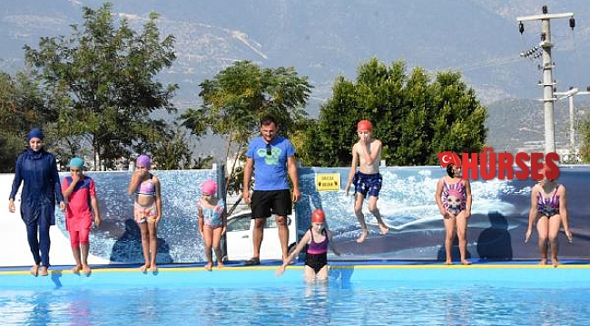Demreli çocuklar yüzme öğreniyor 