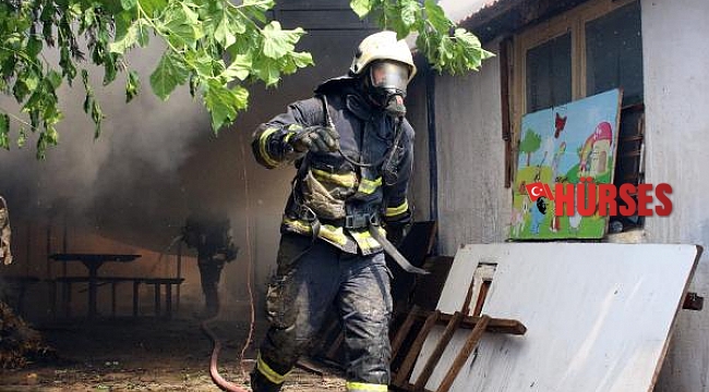 Evlerinde çıkan yangına müdahaleyi gözyaşları içinde izlediler