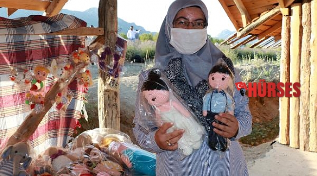 İnternetten öğrendiği teknikle oyuncak yapıp, ev ekonomisine katkı sağlıyor