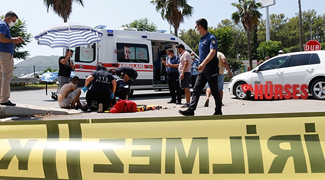 Kaza yapan yaralıyı güneşten branda ve şemsiye ile korudular