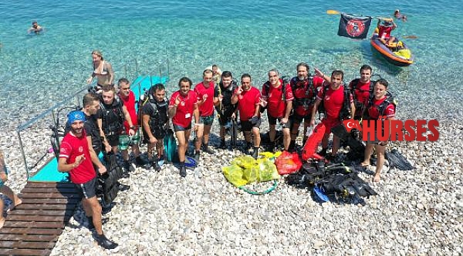 Kemer'de sualtı temizliği