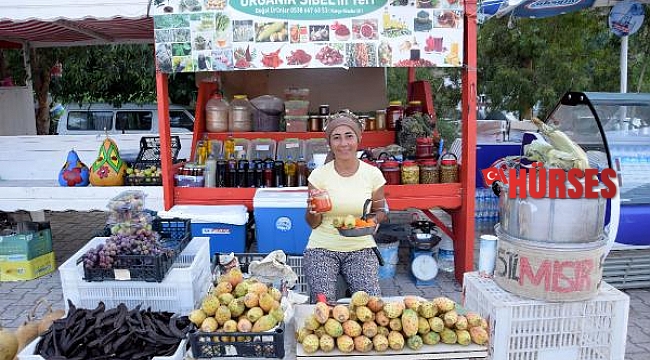 Kendi yetiştirdiği ürünleri turistlere satıyor