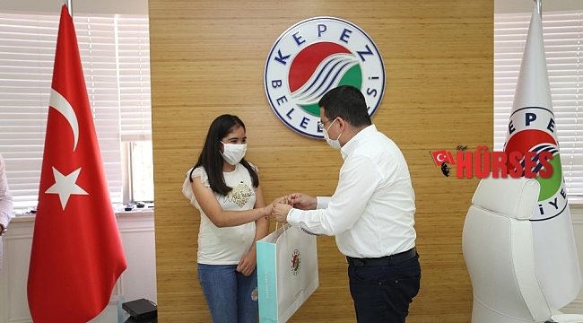 Kepez'de LGS'de ilk 3'e girenlere bilgisayar ödülü
