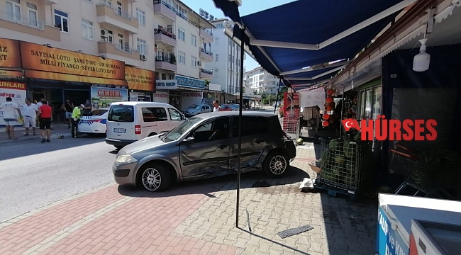 Markete giren otomobil kamerada