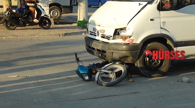 Minibüs motosiklete çarptı