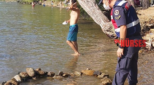 Misinaya dolanan deniz kaplumbağası ölmek üzereyken kurtarıldı