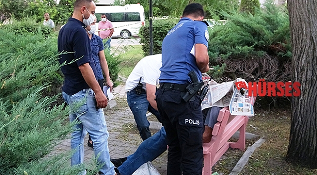 Ölüm yaşlı adamı bankta yakaladı