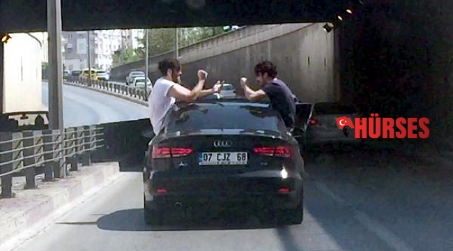 Otomobilde 'taş, kağıt, makas' oynadılar