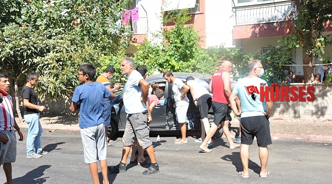 Otomobile sıkışan sürücüyü itfaiye ekipleri kurtardı