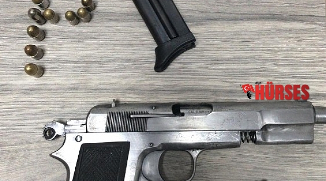 Polisin şok uygulamasında ruhsatsız tabanca ve uyuşturucuyla yakalandılar