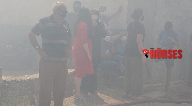 Saman deposunda çıkan yangın iki gecekonduyu kül etti