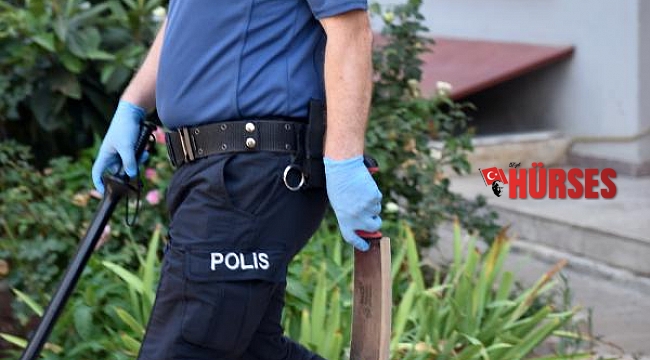 Tartıştığı annesini satırla rehin aldı