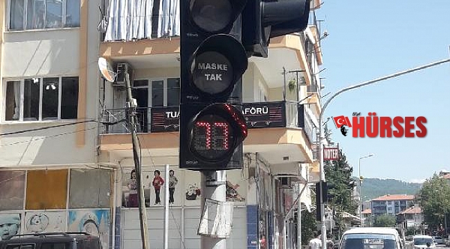 Trafik ışıklarında koronavirüs uyarısı