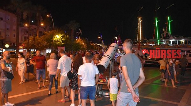 Turistler gezegenleri seyrediyor