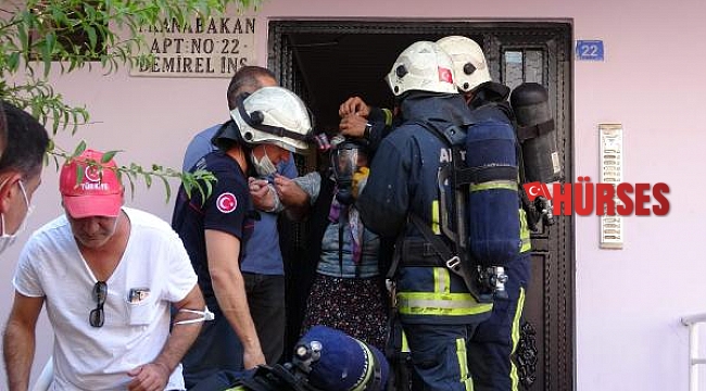 Yangında balkonda mahsur kalan yaşlı kadını, itfaiye kurtardı