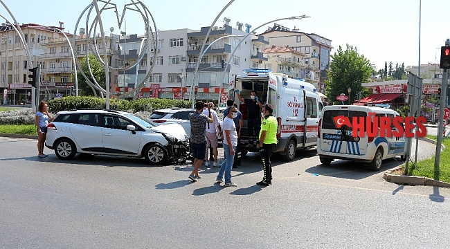Yaralı taşıyan ambulans kaza yaptı