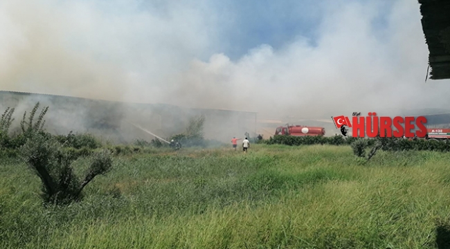 Yüzlerce ton hayvan yeminin bulunduğu depo alev alev yandı