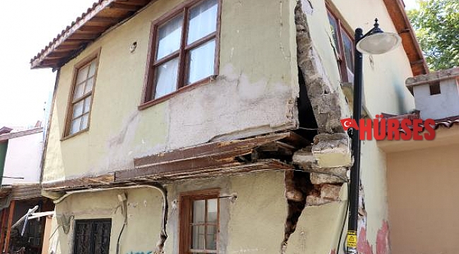 Sokak lambası direği ayakta tutuyor
