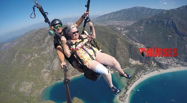 82 yaşındaki İngiliz iş insanı, protez bacakla paraşütten atladı