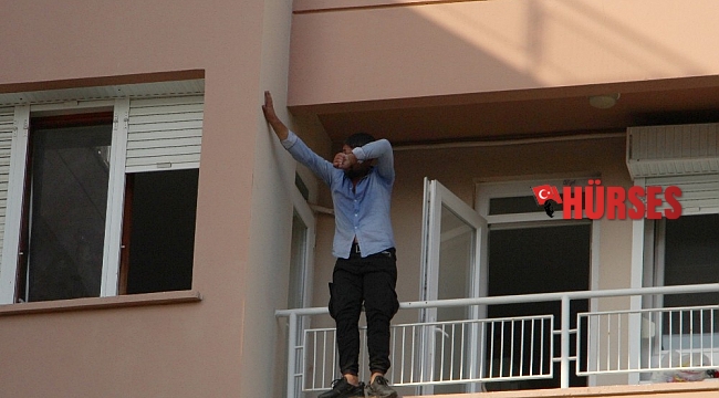 Antalya'da 3. kat balkon demirlerinde hareketli dakikalar