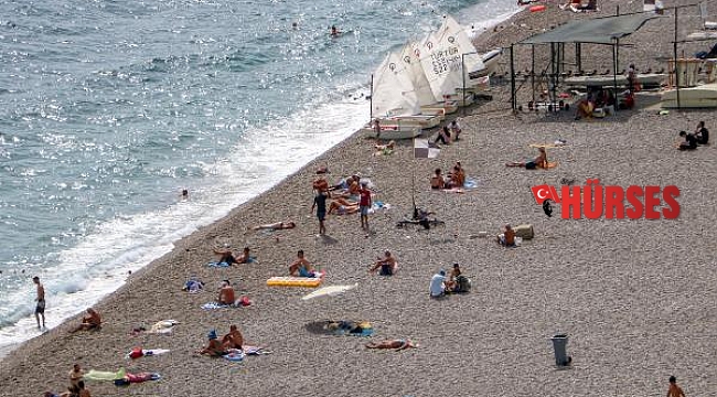 Antalya'da nem yüzde 80, sahile ilgi az