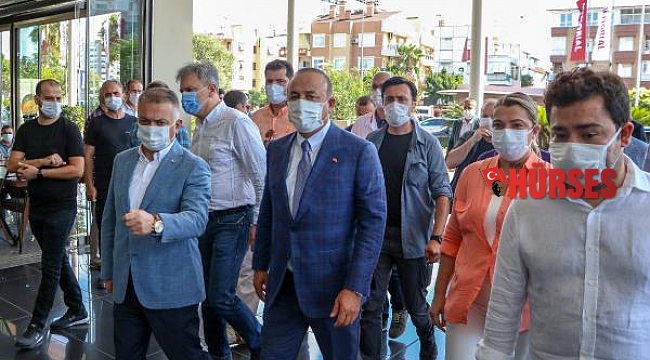 Bakan Çavuşoğlu'ndan Böcek'in tedavi gördüğü hastaneye ziyaret