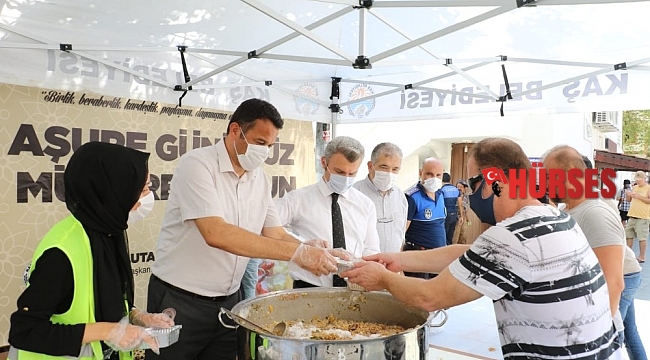 Başkan Ulutaş aşure dağıttı