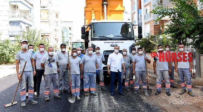 Başkan Uysal, metreyle asfaltın kalınlığını ölçtü