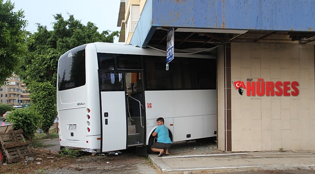 Boş dükkana giren otobüs bina sahiplerini ayağa kaldırdı