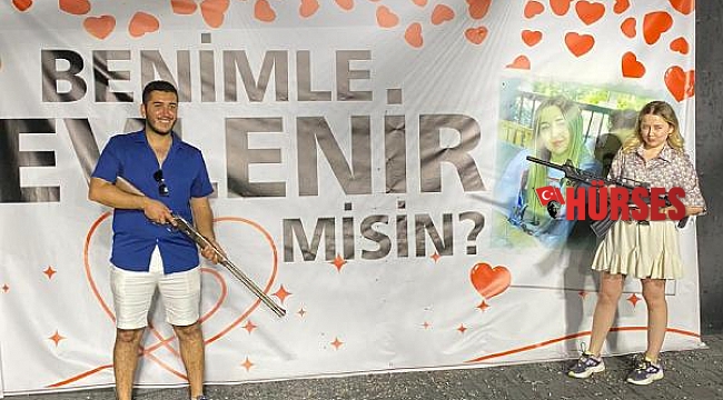 Evlilik teklifini, 'evet' hedefine ateş ederek kabul etti