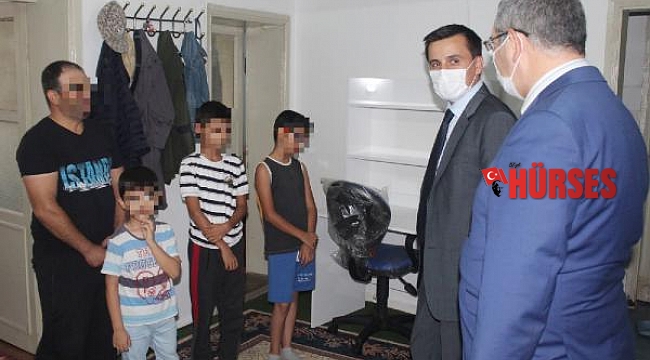 İhtiyaç sahibi öğrencilere masa sandalye
