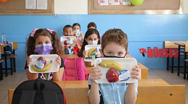 İlk teneffüste öğrencilerin meyvesi Büyükşehir'den