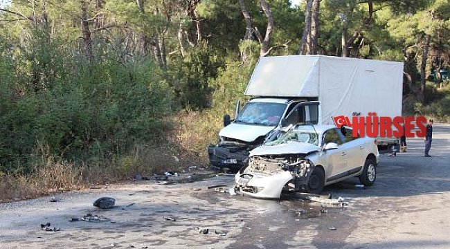 İşçilerin taşındığı kamyonet ile otomobil çarpıştı: 19 yaralı