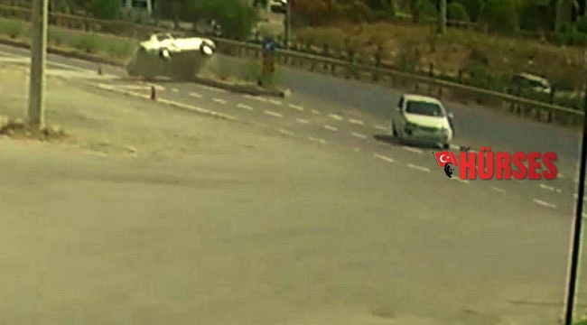 Kavşağa kontrolsüz giren otomobile çarpıp takla attı: 2 yaralı