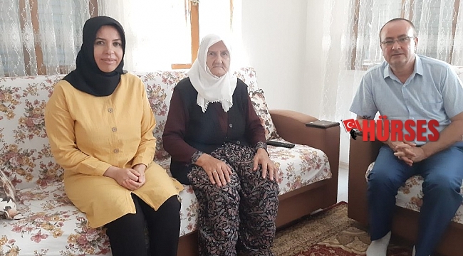 Kaymakamlık personeli şehit annesini ziyaret etti