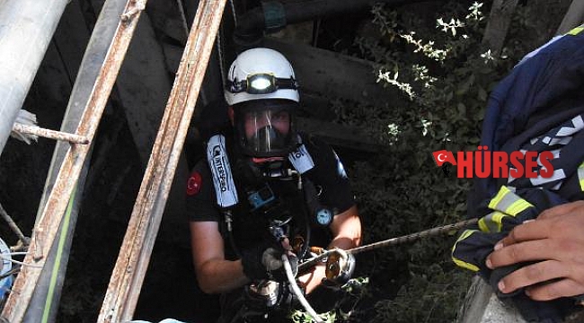 Kuyuya düşen kediye halatlı kurtarma operasyonu