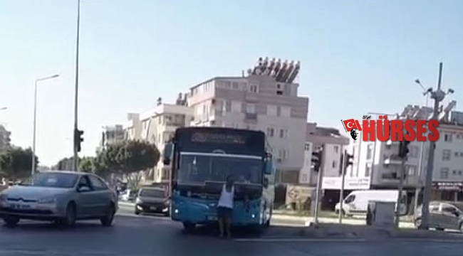 Maskesiz yolcudan tehlikeli, bir o kadar da güldüren eylem