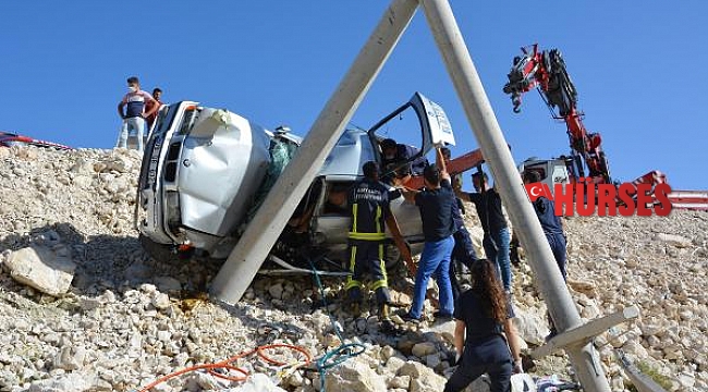 Otomobil beton direğe çarptı