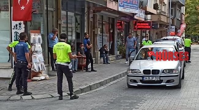 Otomobilini polisin üstüne sürüp kaçmaya çalıştı