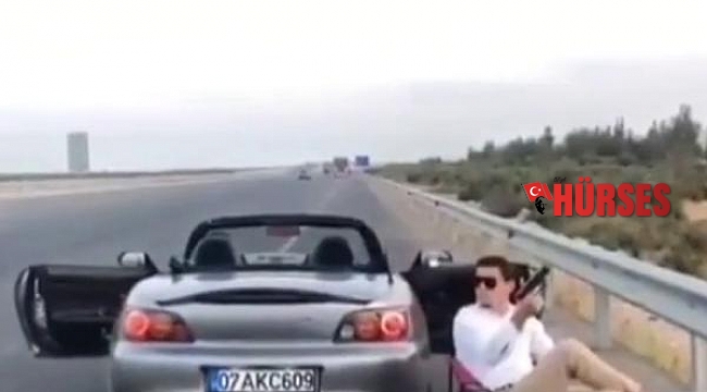 Otoyol kenarında oturup, havaya ateş açan sürücü yakalandı
