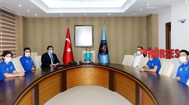 Rektör Özkan, Akdeniz Roket Takımı ile bir araya geldi