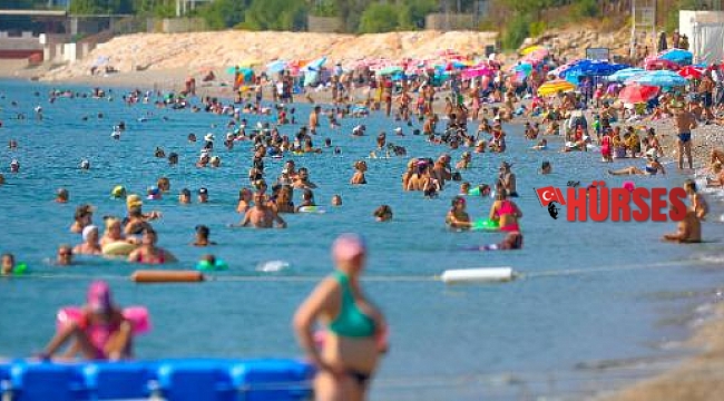 Sıcak hava bunalttı, sosyal mesafe unutuldu