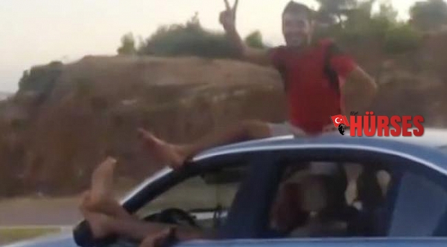 Sürücü, seyir halindeki otomobilde iki bacağını camdan çıkardı