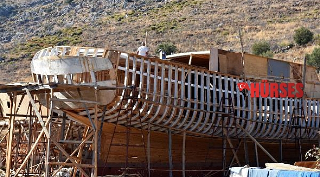Tarlada inşa ettikleri tekneler yurt dışından da ilgi görüyor